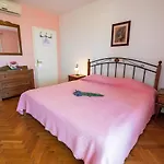 Ana Villa *